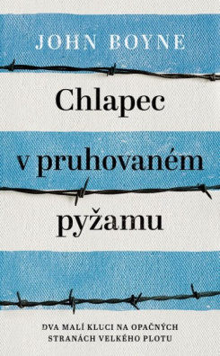 Chlapec v pruhovaném pyžamu